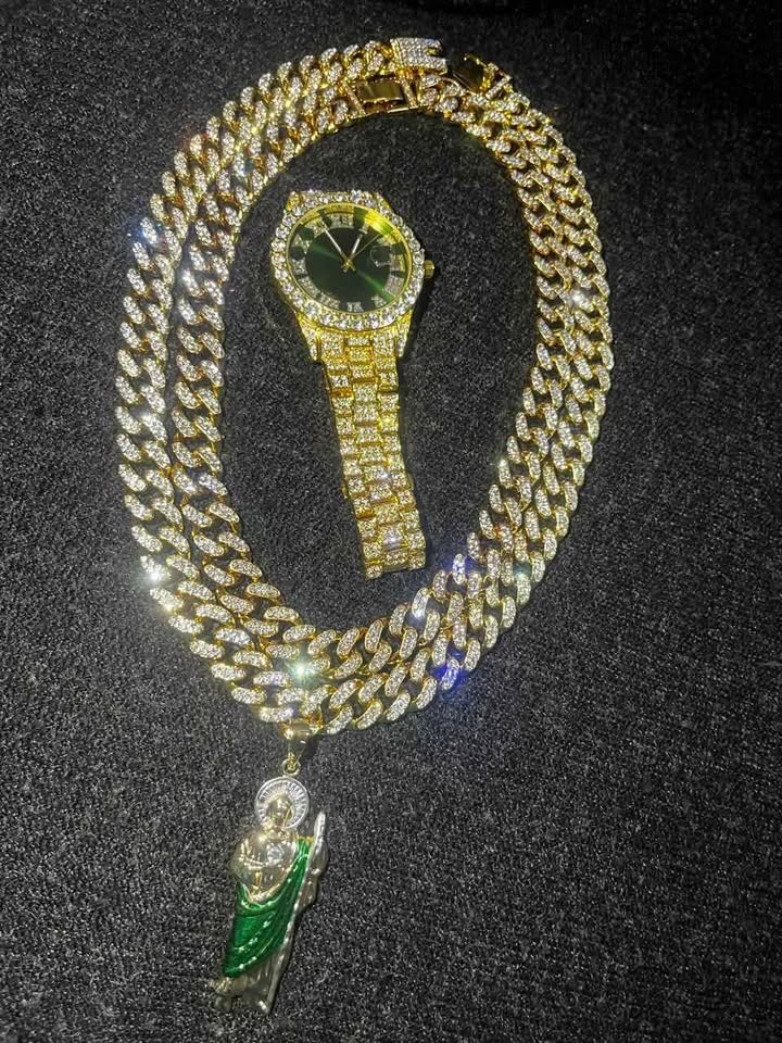 Conjunto de joyería estilo cubano incluye 2 cadenas cubanas de 10mm diamantadas, 1 dije de San Judas Tadeo y un reloj diamantado , todos el conjunto en color dorado