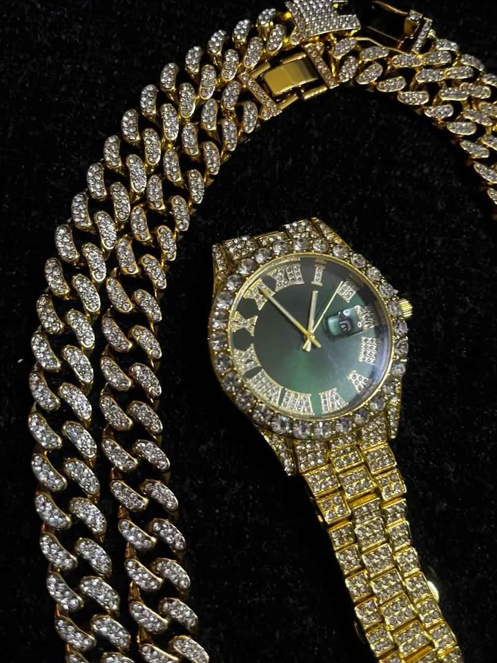 Conjunto de joyería estilo cubano incluye 2 cadenas cubanas de 10mm diamantadas, 1 dije de San Judas Tadeo y un reloj diamantado , todos el conjunto en color dorado