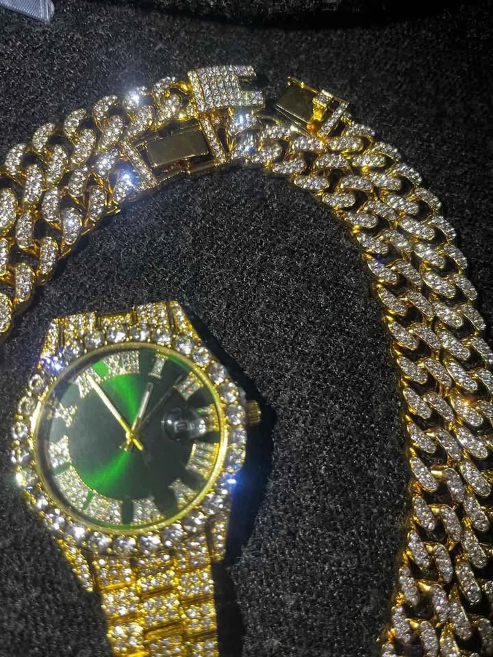 Conjunto de joyería estilo cubano incluye 2 cadenas cubanas de 10mm diamantadas, 1 dije de San Judas Tadeo y un reloj diamantado , todos el conjunto en color dorado