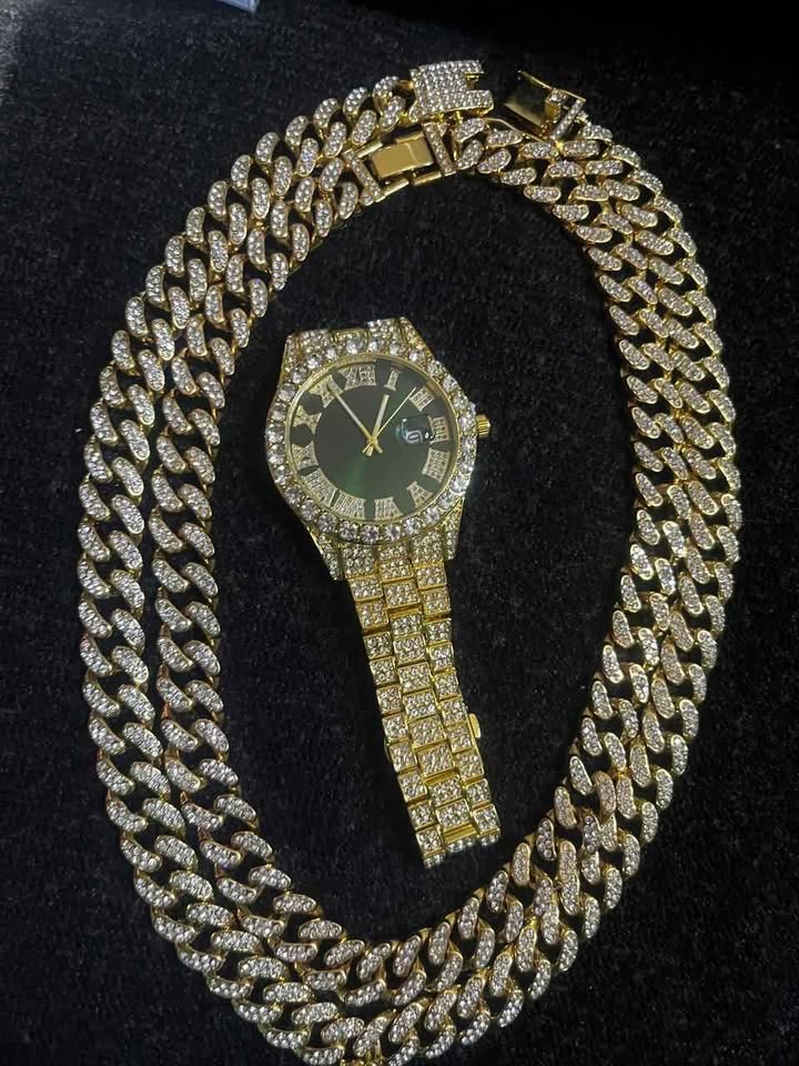 Conjunto de joyería estilo cubano incluye 2 cadenas cubanas de 10mm diamantadas, 1 dije de San Judas Tadeo y un reloj diamantado , todos el conjunto en color dorado