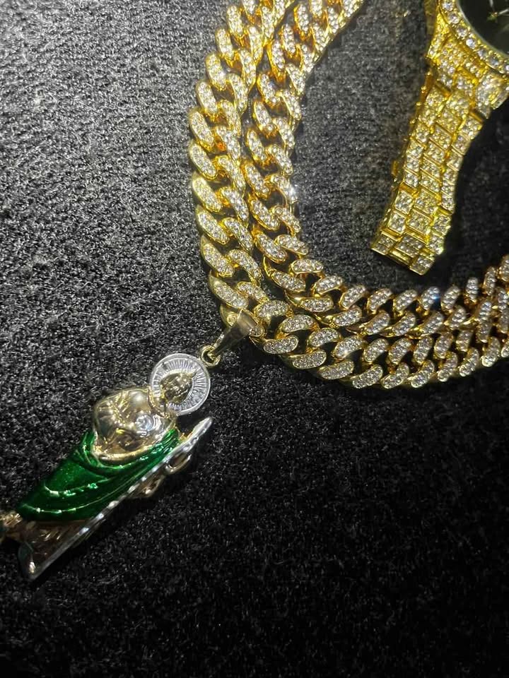 Conjunto de joyería estilo cubano incluye 2 cadenas cubanas de 10mm diamantadas, 1 dije de San Judas Tadeo y un reloj diamantado , todos el conjunto en color dorado