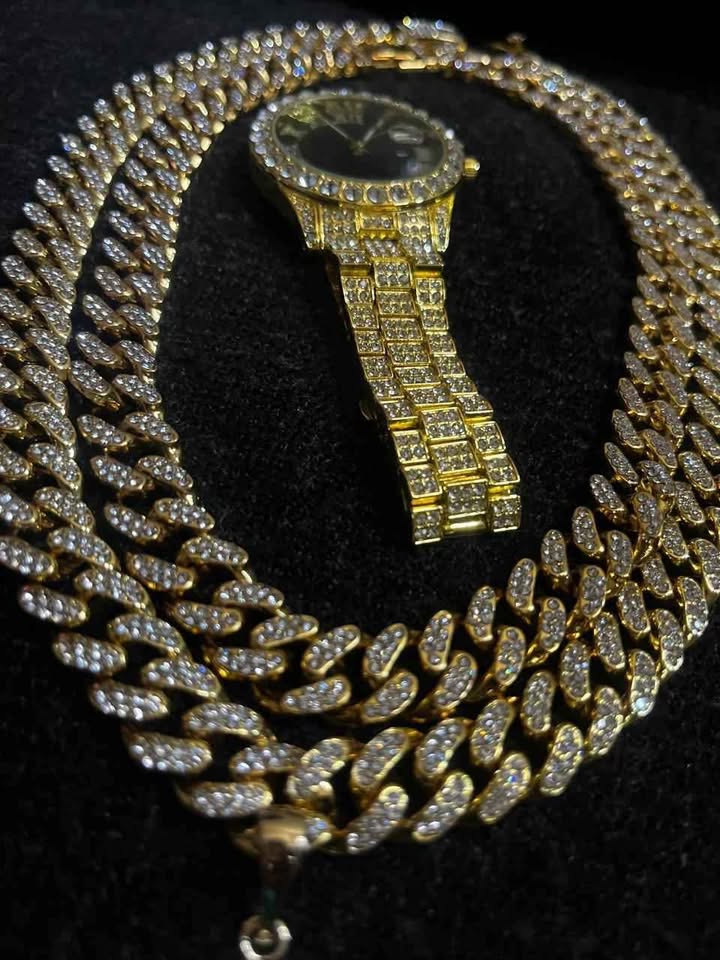 Conjunto de joyería estilo cubano incluye 2 cadenas cubanas de 10mm diamantadas, 1 dije de San Judas Tadeo y un reloj diamantado , todos el conjunto en color dorado