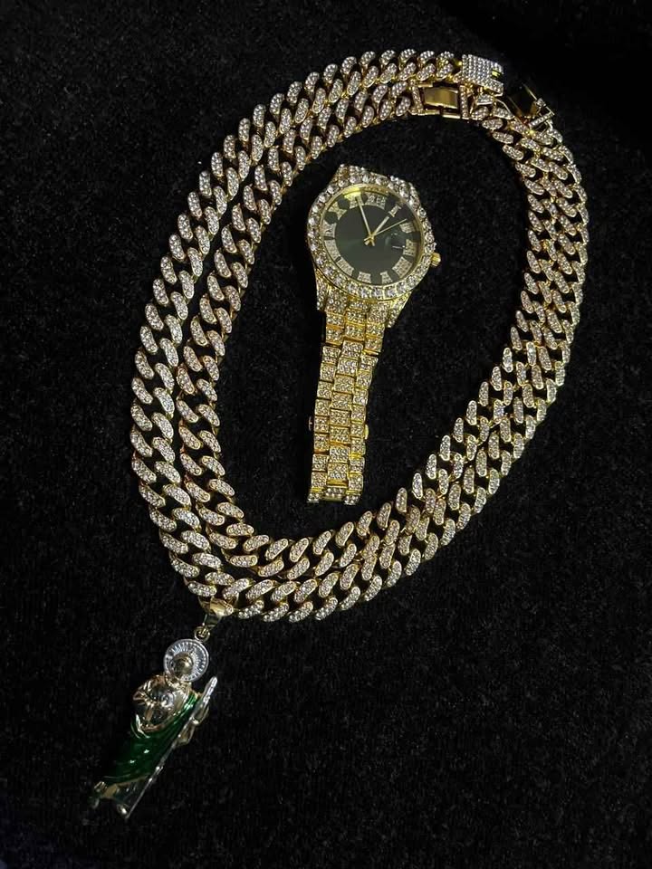 Conjunto de joyería estilo cubano incluye 2 cadenas cubanas de 10mm diamantadas, 1 dije de San Judas Tadeo y un reloj diamantado , todos el conjunto en color dorado