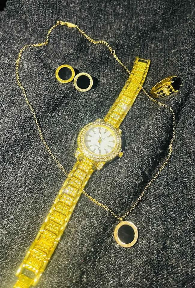 Conjunto de joyería incluye reloj, cadena con dije, anillo con piedra negra y par de aretes, acero inoxidable, color dorado