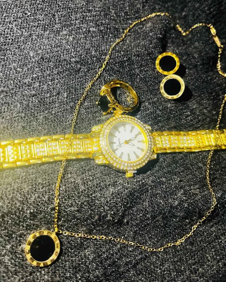 Conjunto de joyería incluye reloj, cadena con dije, anillo con piedra negra y par de aretes, acero inoxidable, color dorado