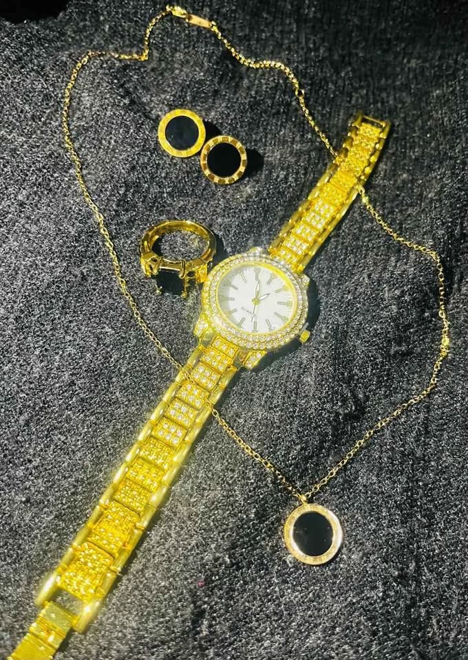 Conjunto de joyería incluye reloj, cadena con dije, anillo con piedra negra y par de aretes, acero inoxidable, color dorado