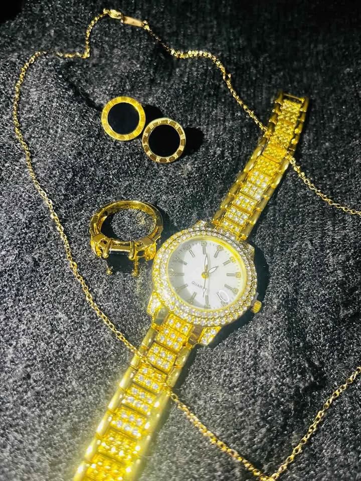 Conjunto de joyería incluye reloj, cadena con dije, anillo con piedra negra y par de aretes, acero inoxidable, color dorado