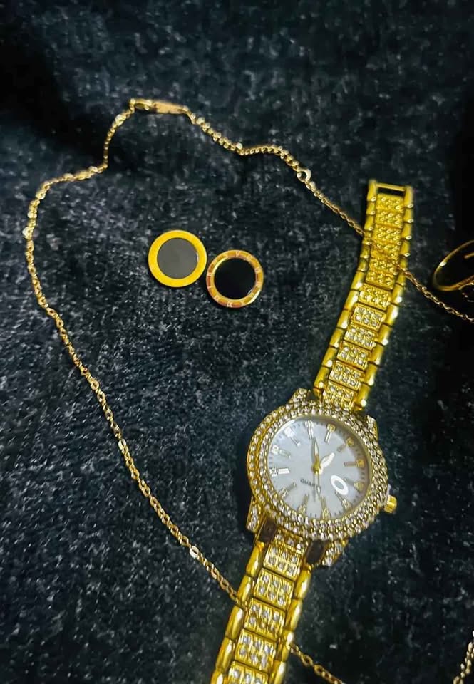 Conjunto de joyería incluye reloj, cadena con dije, anillo con piedra negra y par de aretes, acero inoxidable, color dorado