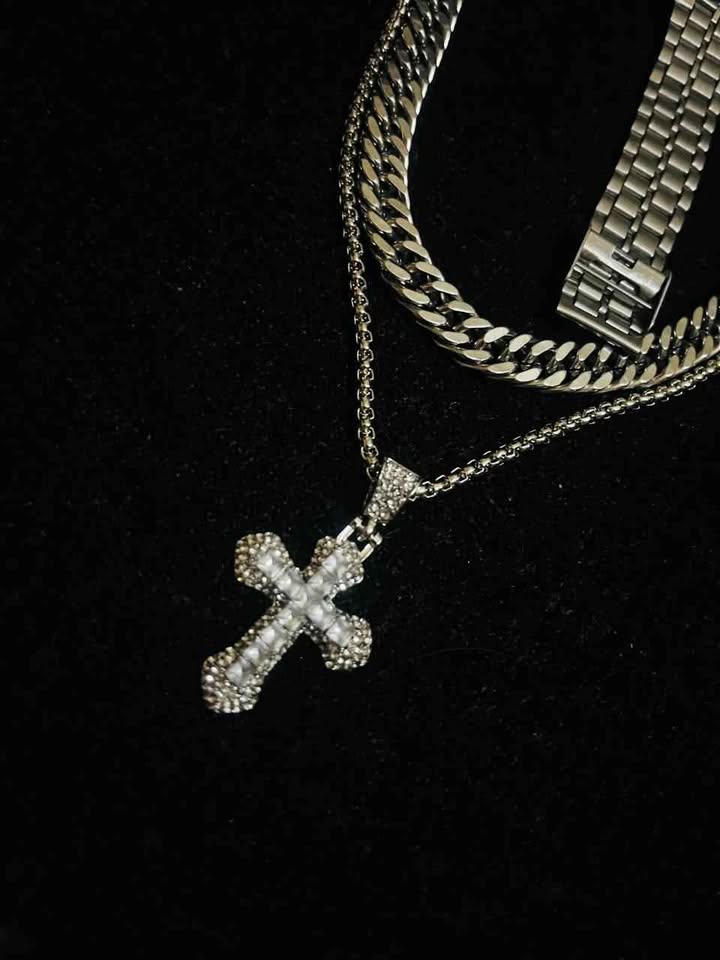 Conjunto de joyería de acero inoxidable incluye reloj, cadena con dije de cruz diamantada , cadena estilo cubana de 10 mm de ancho por 60 cms. de largo de acero inoxidable