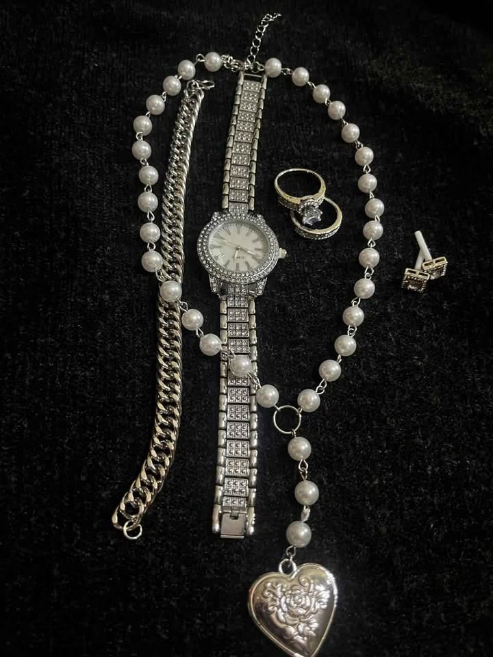 Conjunto de joyería color plata incluye reloj, cadena con perlas sintéticas y dije de corazón plateado, esclava de 8 mm de acero inoxidable y par de anillos de compromiso del numero 7