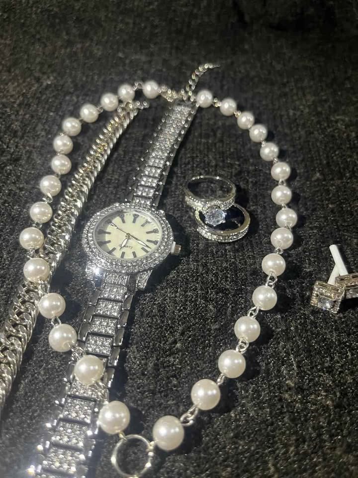 Conjunto de joyería color plata incluye reloj, cadena con perlas sintéticas y dije de corazón plateado, esclava de 8 mm de acero inoxidable y par de anillos de compromiso del numero 7