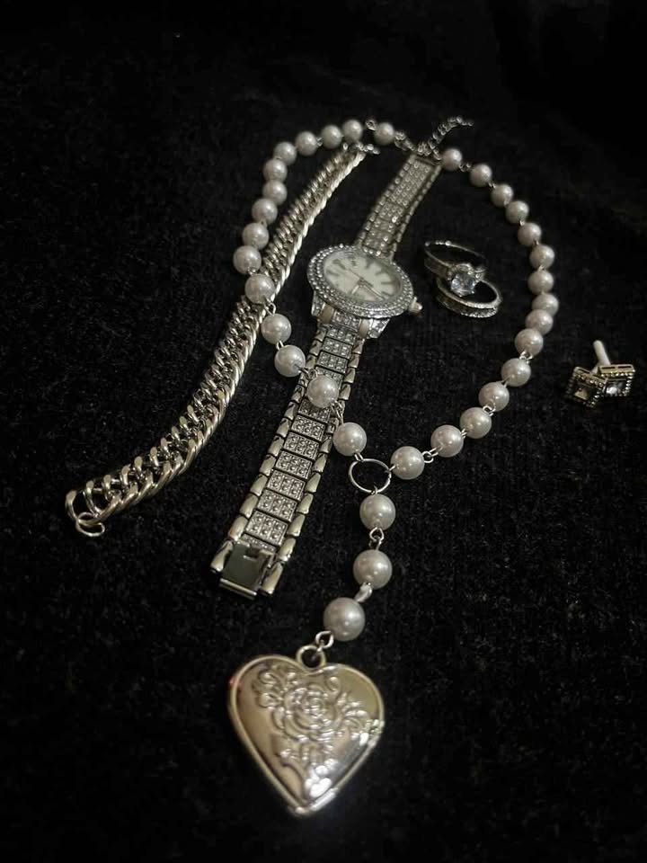 Conjunto de joyería color plata incluye reloj, cadena con perlas sintéticas y dije de corazón plateado, esclava de 8 mm de acero inoxidable y par de anillos de compromiso del numero 7