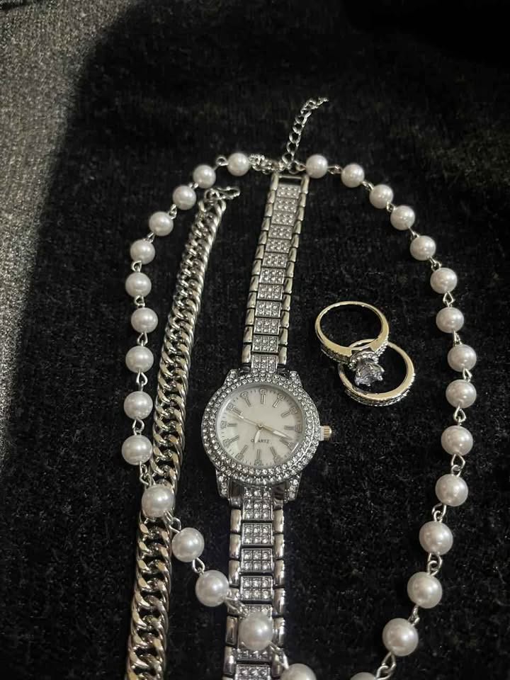 Conjunto de joyería color plata incluye reloj, cadena con perlas sintéticas y dije de corazón plateado, esclava de 8 mm de acero inoxidable y par de anillos de compromiso del numero 7