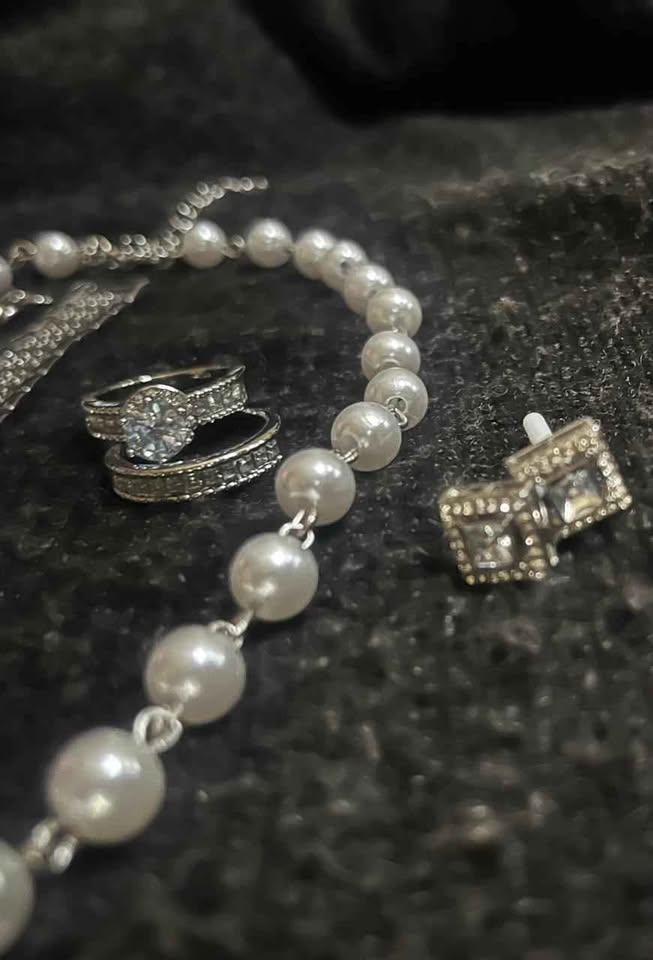 Conjunto de joyería color plata incluye reloj, cadena con perlas sintéticas y dije de corazón plateado, esclava de 8 mm de acero inoxidable y par de anillos de compromiso del numero 7
