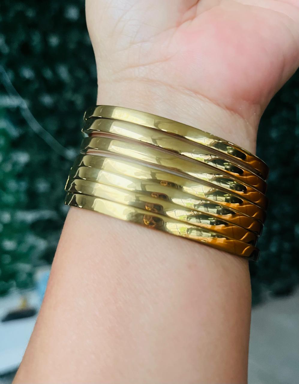 Semanario de acero inoxidable con chapa de oro 18K incrustación de pedrería, 7 pulseras doradas