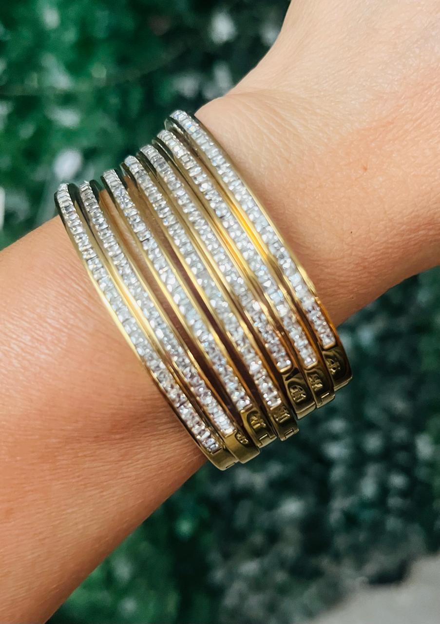 Semanario de acero inoxidable con chapa de oro 18K incrustación de pedrería, 7 pulseras doradas
