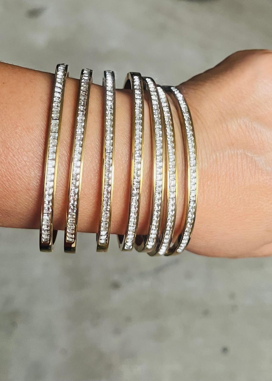 Semanario de acero inoxidable con chapa de oro 18K incrustación de pedrería, 7 pulseras doradas