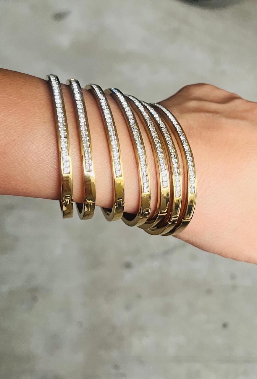 Semanario de acero inoxidable con chapa de oro 18K incrustación de pedrería, 7 pulseras doradas