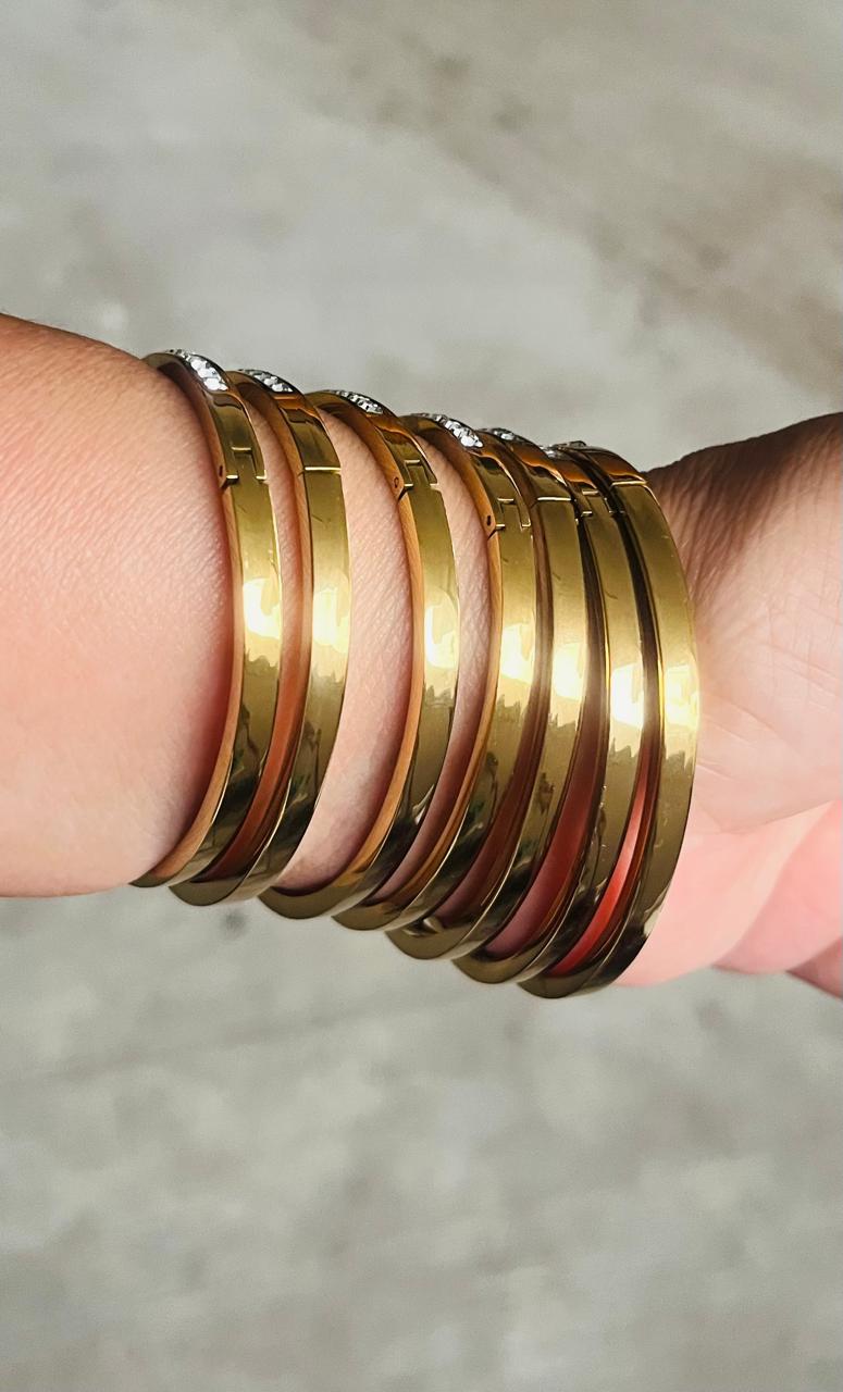 Semanario de acero inoxidable con chapa de oro 18K incrustación de pedrería, 7 pulseras doradas