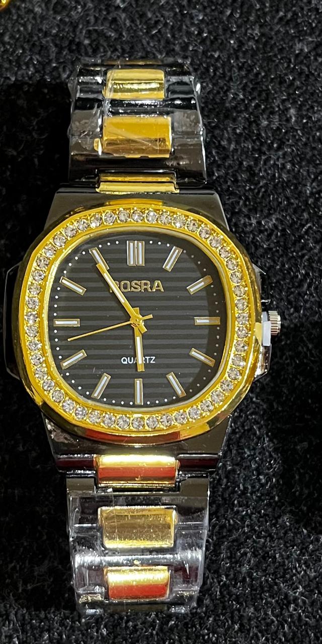 Conjunto de joyería estilo clasico formal, incluye cadena cubana de 8mm por 50cms. con chapa de Oro 18k, Reloj y Anillo del número
