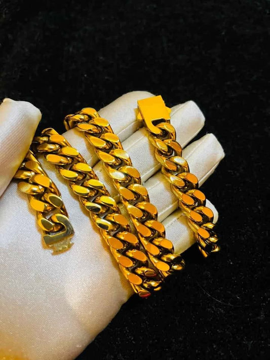 Cadena de acero inoxidable con chapado de oro 18K de 13 mm de ancho Acero inoxidable color dorado , 60 cms. largo