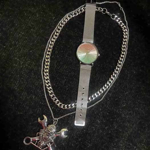 conjunto de joyería tres piezas de acero inoxidable.