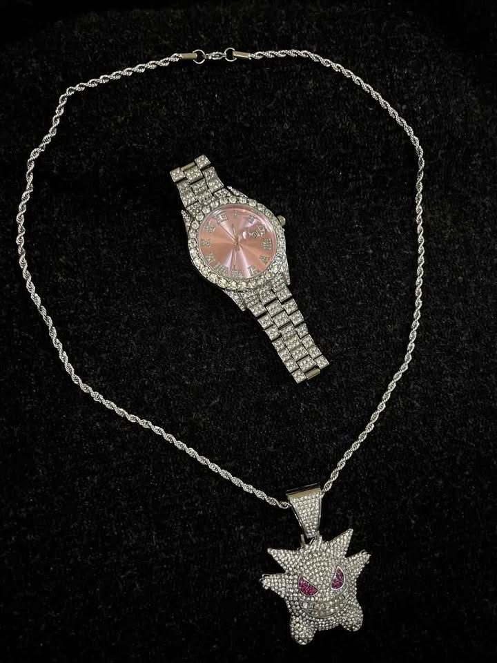 Conjunto de joyería estilo cubano color plata incluye reloj carátula rosa y cadena con dije