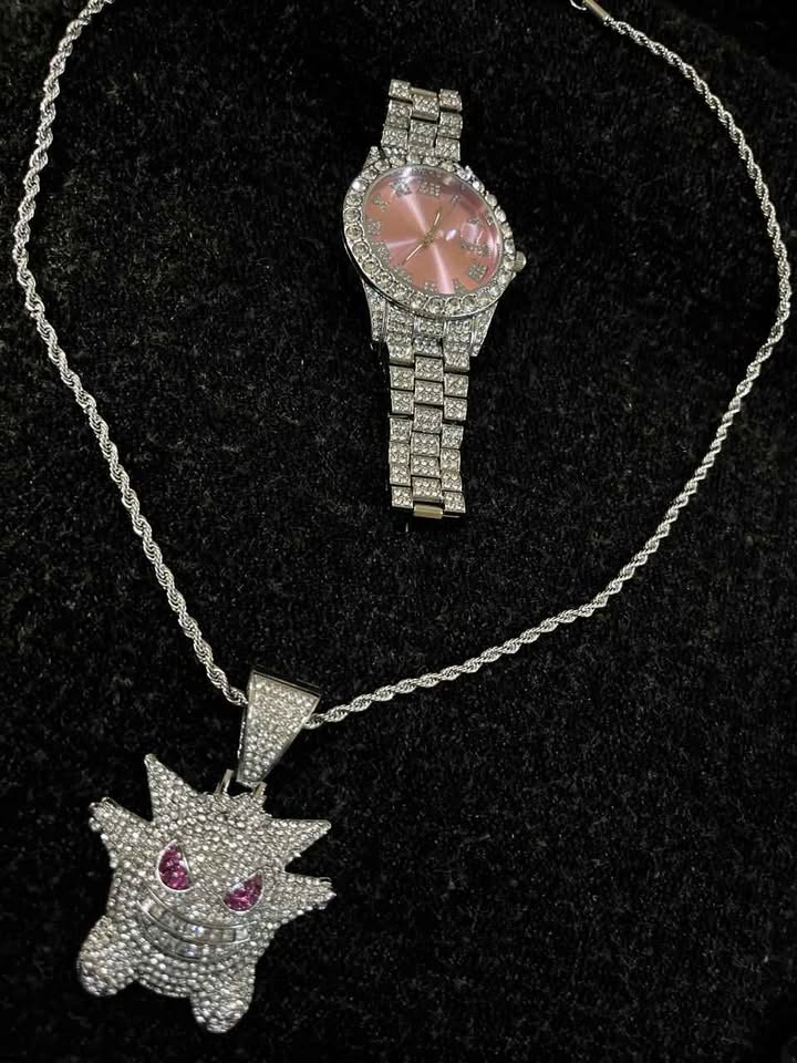 Conjunto de joyería estilo cubano color plata incluye reloj carátula rosa y cadena con dije