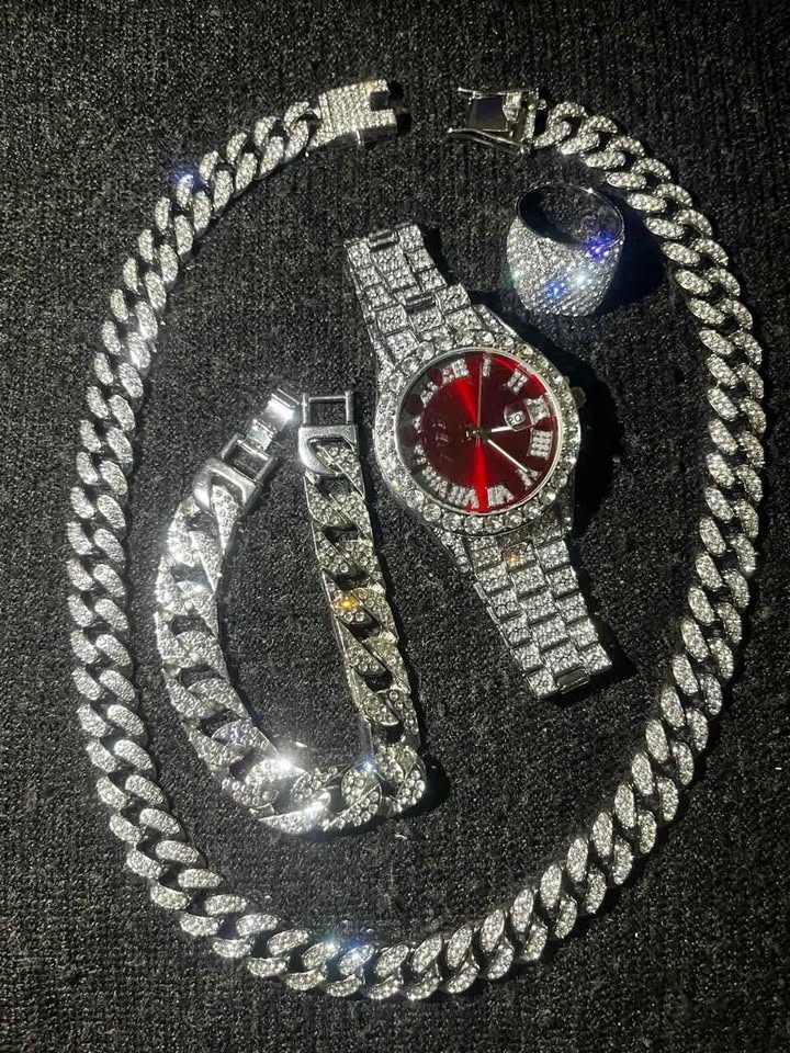 Conjunto de joyería estilo cubano, incluye reloj, esclava, cadena y anillo, color plata, material aleación de acero con incrustación de pedrería, caratula roja