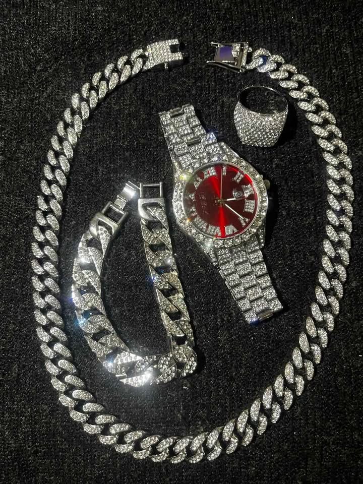 Conjunto de joyería estilo cubano, incluye reloj, esclava, cadena y anillo, color plata, material aleación de acero con incrustación de pedrería, caratula roja
