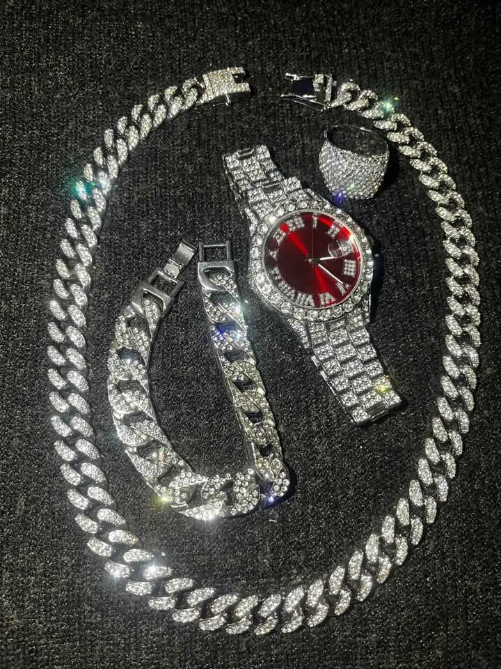 Conjunto de joyería estilo cubano, incluye reloj, esclava, cadena y anillo, color plata, material aleación de acero con incrustación de pedrería, caratula roja