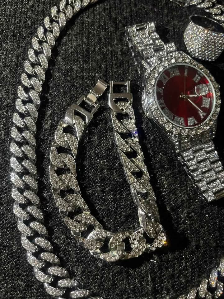 Conjunto de joyería estilo cubano, incluye reloj, esclava, cadena y anillo, color plata, material aleación de acero con incrustación de pedrería, caratula roja