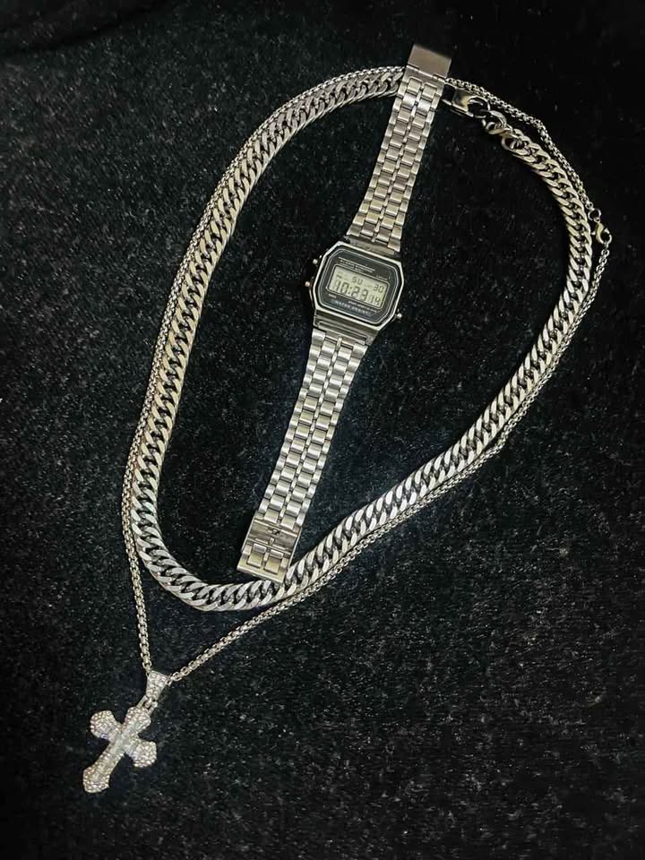 Conjunto de joyería de acero inoxidable incluye reloj, cadena cubana y cadena con dije de cruz diamantado color plata