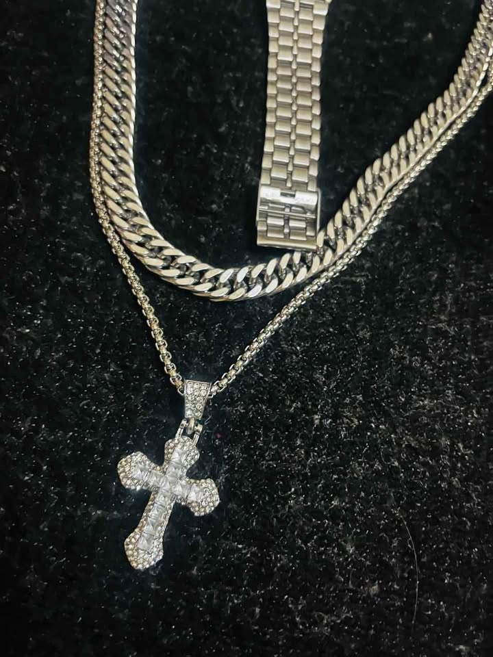 Conjunto de joyería de acero inoxidable incluye reloj, cadena cubana y cadena con dije de cruz diamantado color plata