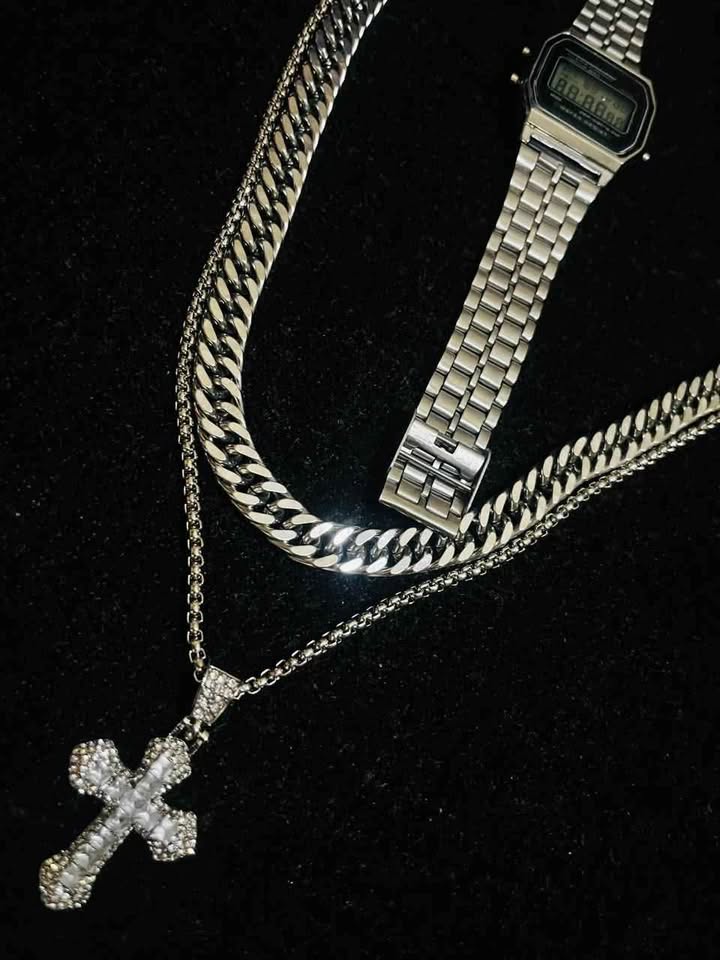 Conjunto de joyería de acero inoxidable incluye reloj, cadena cubana y cadena con dije de cruz diamantado color plata