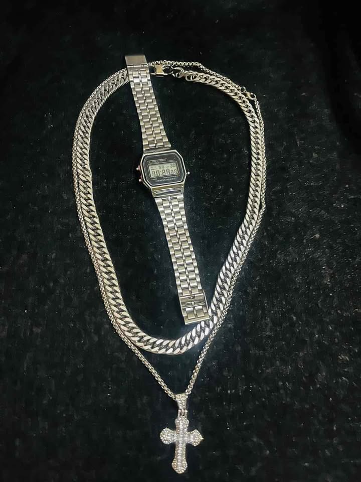 Conjunto de joyería de acero inoxidable incluye reloj, cadena cubana y cadena con dije de cruz diamantado color plata
