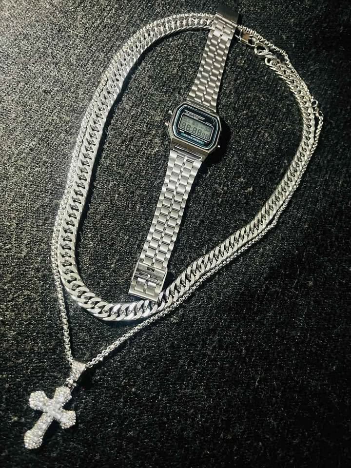 Conjunto de joyería de acero inoxidable incluye reloj, cadena cubana y cadena con dije de cruz diamantado color plata