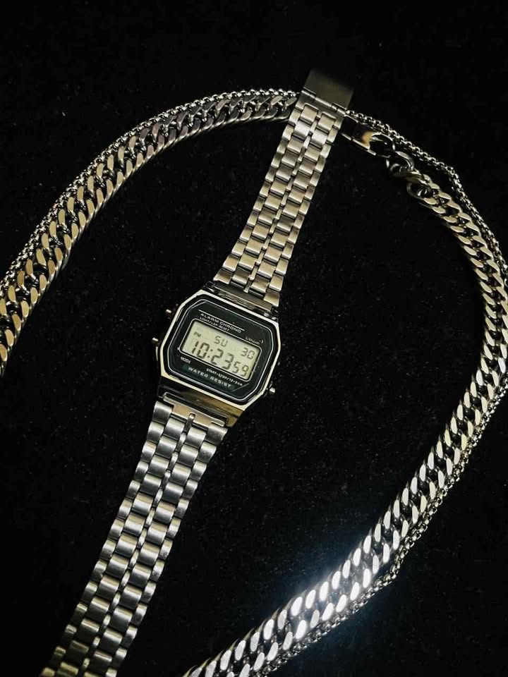 Conjunto de joyería de acero inoxidable incluye reloj, cadena cubana y cadena con dije de cruz diamantado color plata