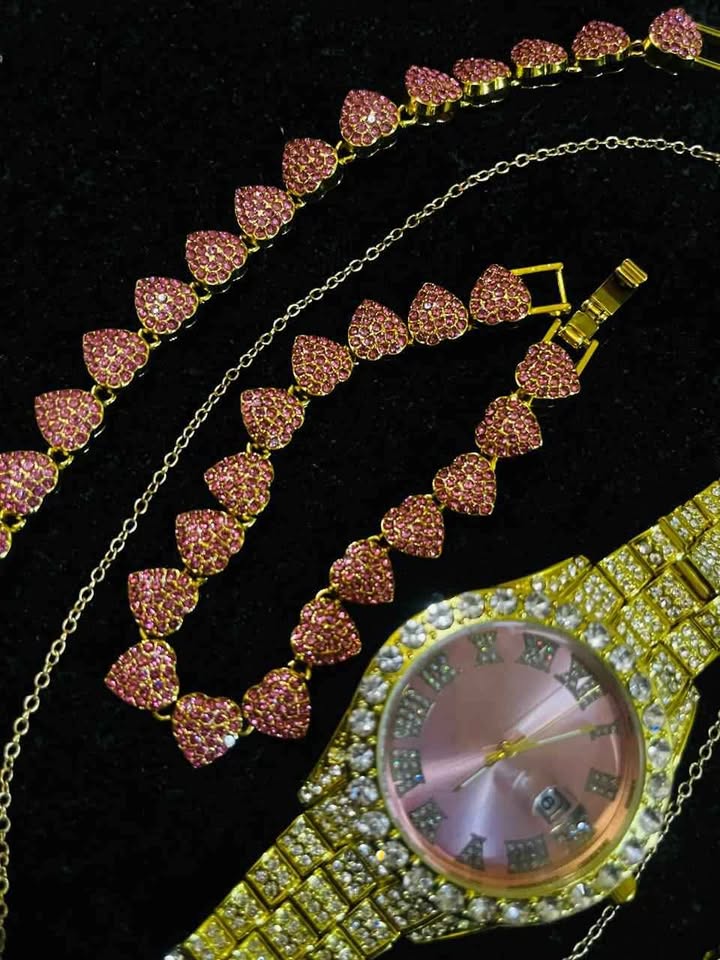 Conjunto de joyería con detalles en color rosa, incrustación de pedrería color rosa