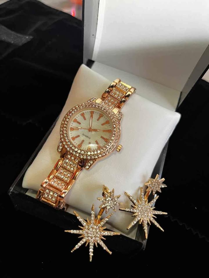 Conjunto de joyería incluye reloj de acero color oro rosa con incrustación de pedrería y aretes color oro rosa con incrustación de pedrería