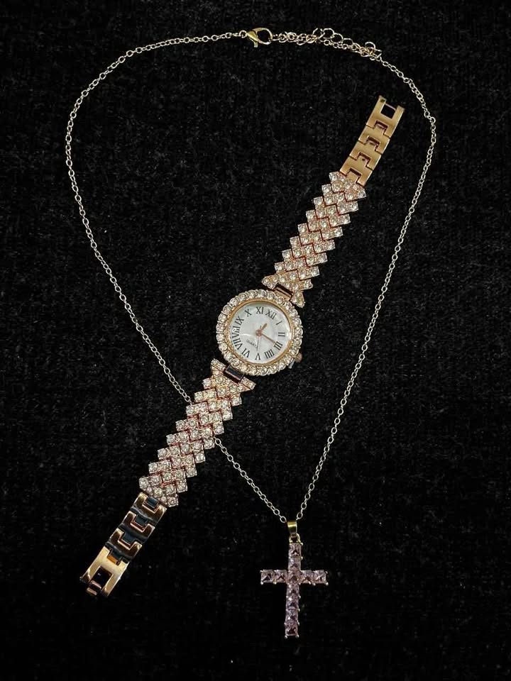 Conjunto de joyería incluye reloj diamantado de aleación de acero y cadena con dije de cruz con pedrería color rosa