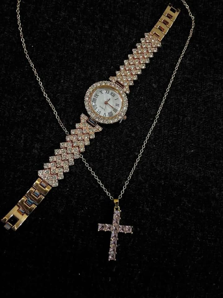 Conjunto de joyería incluye reloj diamantado de aleación de acero y cadena con dije de cruz con pedrería color rosa