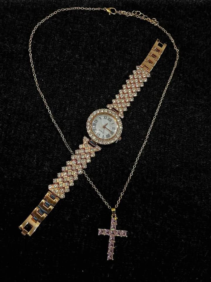 Conjunto de joyería incluye reloj diamantado de aleación de acero y cadena con dije de cruz con pedrería color rosa