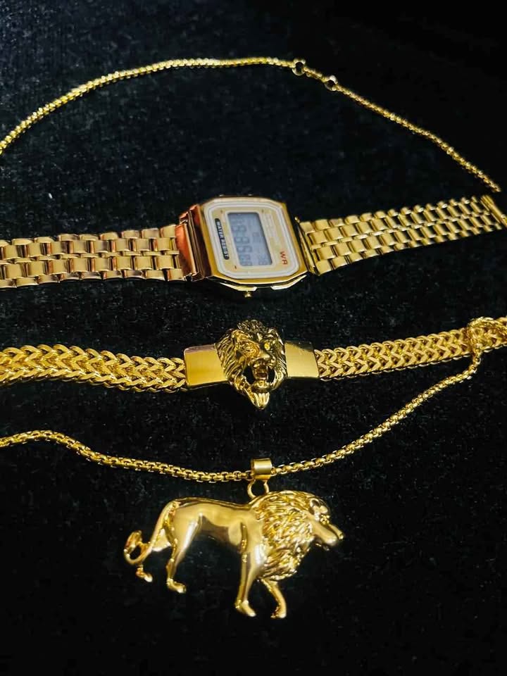 Conjunto de joyería de acero inoxidable color dorado incluye esclava con detalle de Leon, cadena con dije de Leon y reloj digital dorado