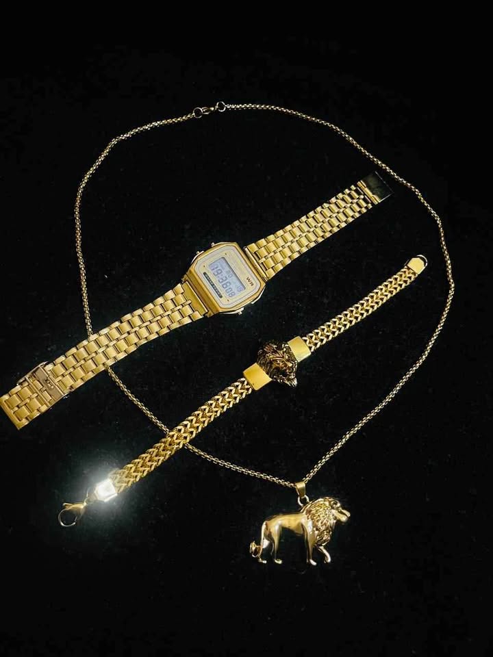 Conjunto de joyería de acero inoxidable color dorado incluye esclava con detalle de Leon, cadena con dije de Leon y reloj digital dorado