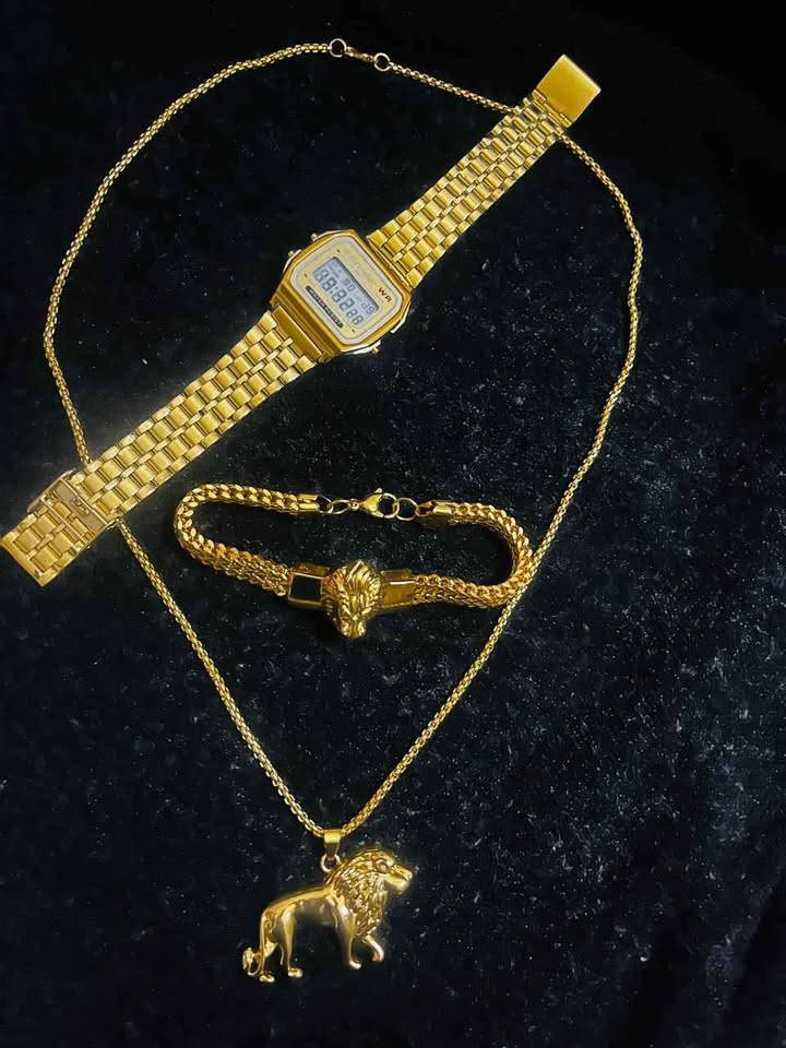 Conjunto de joyería de acero inoxidable color dorado incluye esclava con detalle de Leon, cadena con dije de Leon y reloj digital dorado