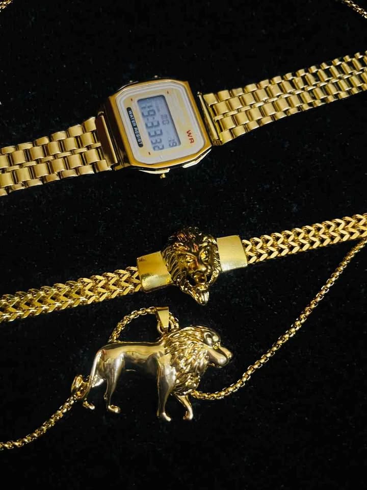 Conjunto de joyería de acero inoxidable color dorado incluye esclava con detalle de Leon, cadena con dije de Leon y reloj digital dorado