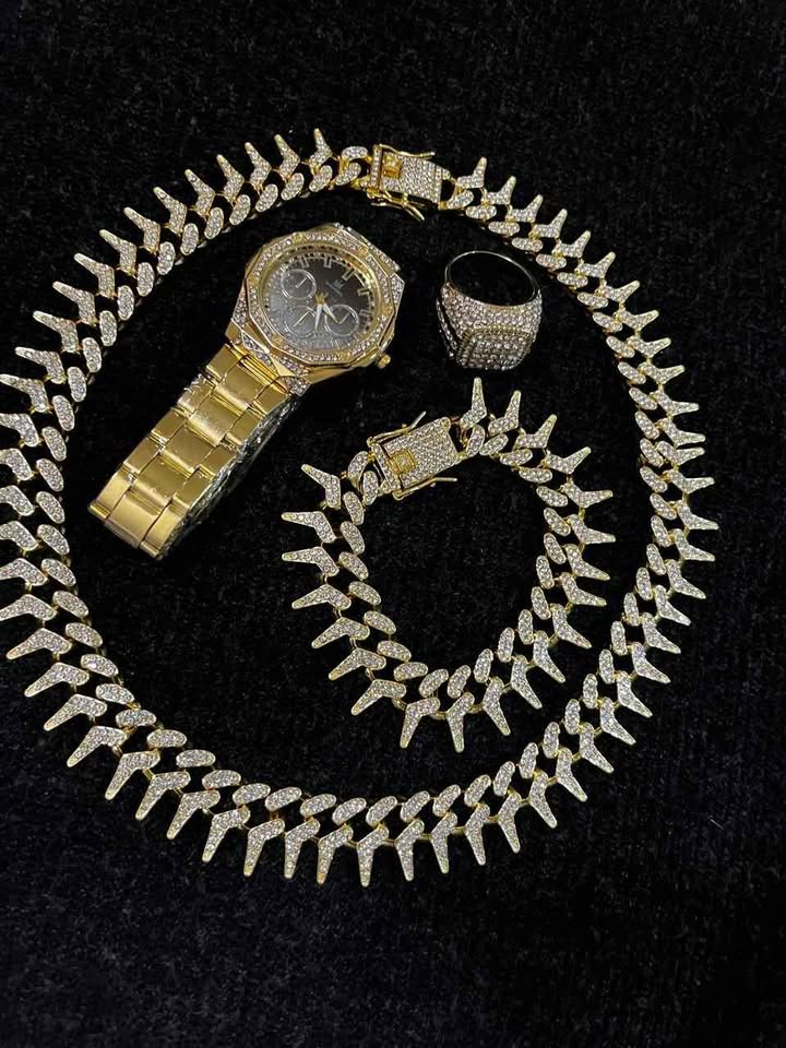 Conjunto de joyería estilo cubano incluye reloj, esclava, cadena y anillo, todo en color dorado