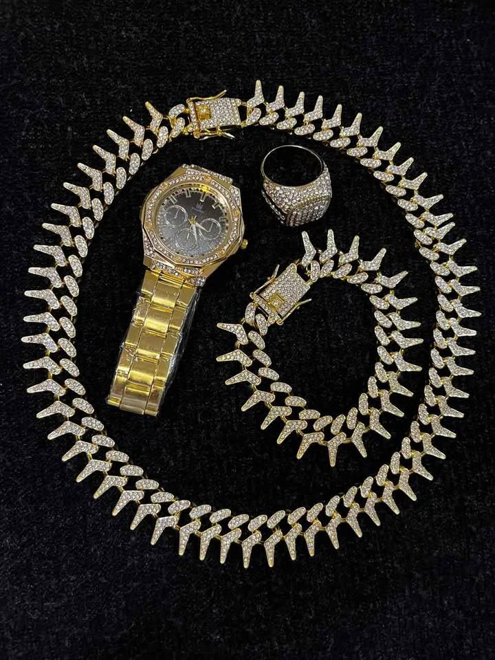 Conjunto de joyería estilo cubano incluye reloj, esclava, cadena y anillo, todo en color dorado