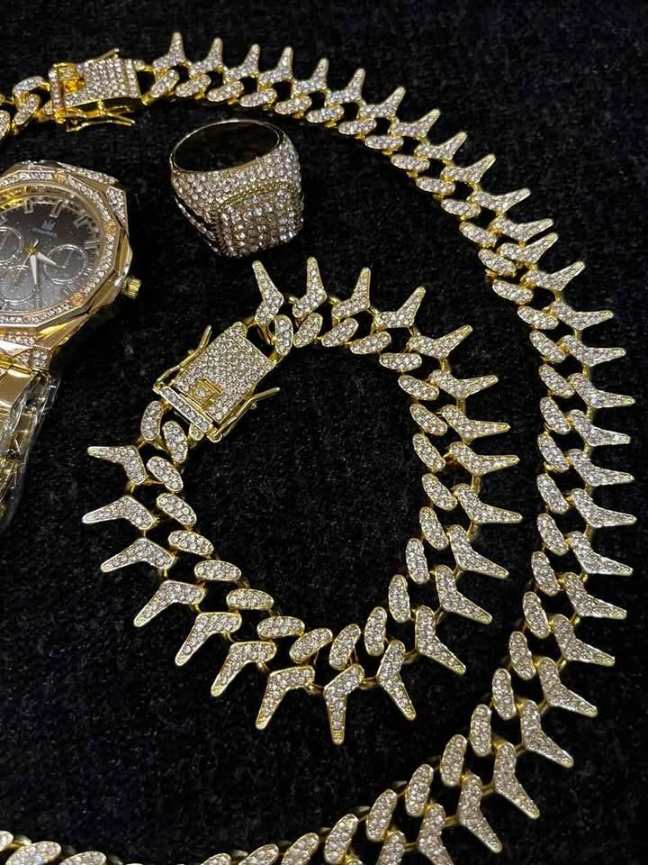 Conjunto de joyería estilo cubano incluye reloj, esclava, cadena y anillo, todo en color dorado